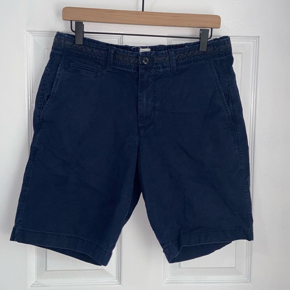 GAP 9.5” chino shorts